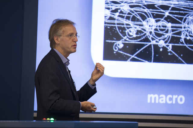 Robert Dijkgraaf presenting a slideshow