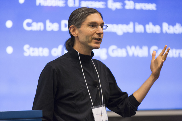 Eliot Quataert presenting a slideshow