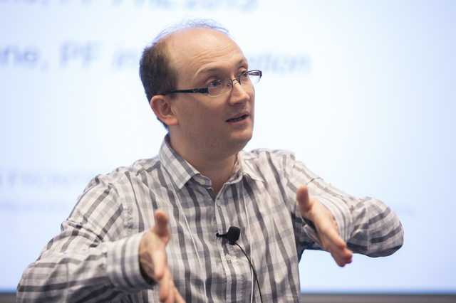 Paul François presenting a slideshow