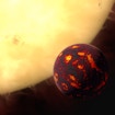 这位艺术家的印象显示了超级地球巨蟹座55 e在其母恒星前面。利用美国宇航局/欧空局哈勃太空望远镜的观测结果和新的分析软件，科学家们能够分析其大气成分。这是超级地球第一次成为可能。巨蟹座55e距离我们大约40光年，它围绕着一颗比我们的太阳稍微小一点、温度更低、亮度更低的恒星运行。由于这颗行星离它的母恒星很近，一年只有18个小时，表面温度据信达到了2000摄氏度左右。