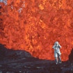 卡蒂亚·克拉夫特穿着镀铝套装，站在冰岛克拉弗拉火山爆发的熔岩附近。(来源:图像是)