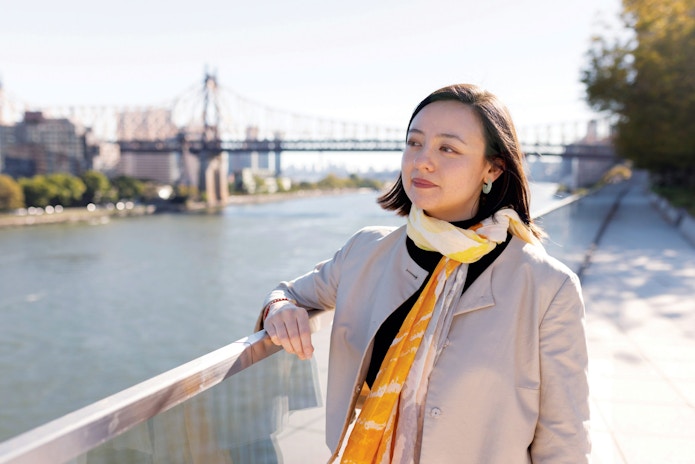 Portrait of Leslie Sibener outside Rockefeller University, overlooking the east river with the Ed Koch Queensboro Bridge in the background.