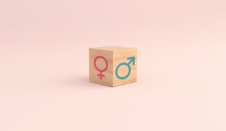 两性平等概念。粉色背景下的男性和女性性别图标。3D渲染